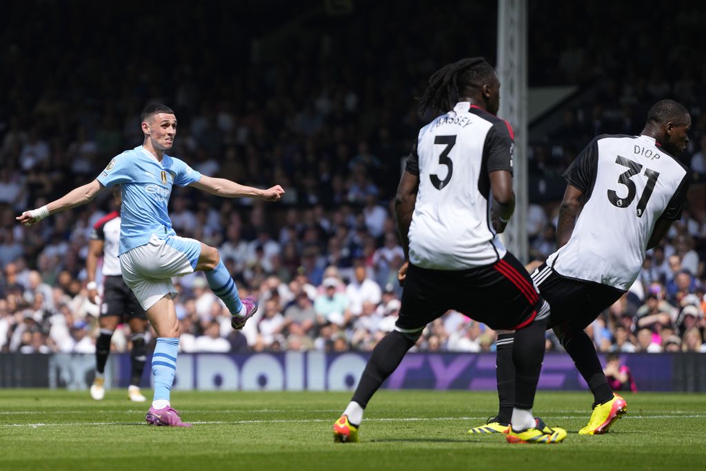 Gelandang Manchester City, Phil Foden, mencetak gol kedua dalam laga Liga Inggris antara Fulham dan Manchester City di Stadion Craven Cottage, London, Sabtu (11/5/2024). 