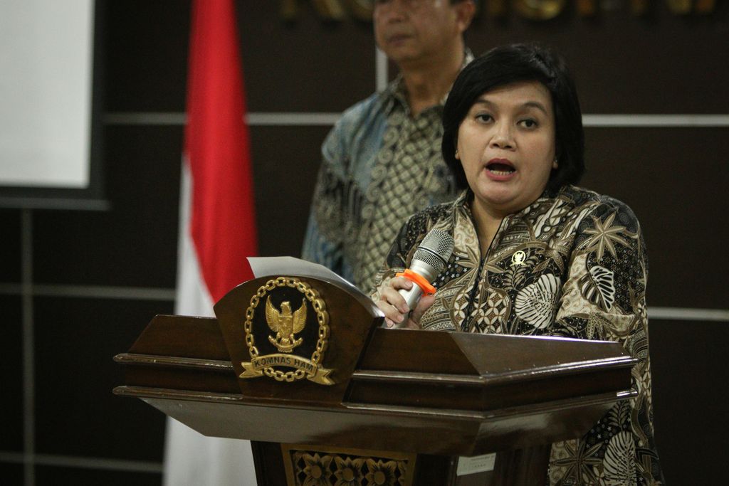 Ketua Komnas HAM Atnike Nova Sigiro berbicara dalam konferensi pers di kantor Komnas HAM, Menteng, Jakarta Pusat, Senin (14/11/2022). 
