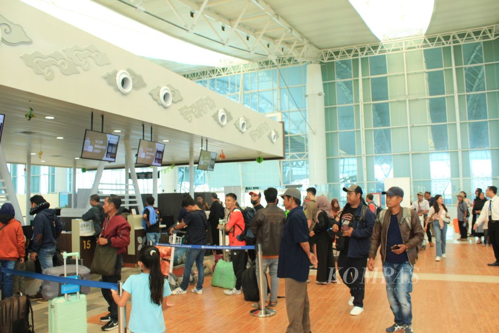 Calon penumpang mengantre untuk melaporkan kehadirannya (<i>check in</i>) di Terminal Keberangkatan Bandara Internasional Jawa Barat Kertajati di Kabupaten Majalengka, Jumat (26/4/2024). 