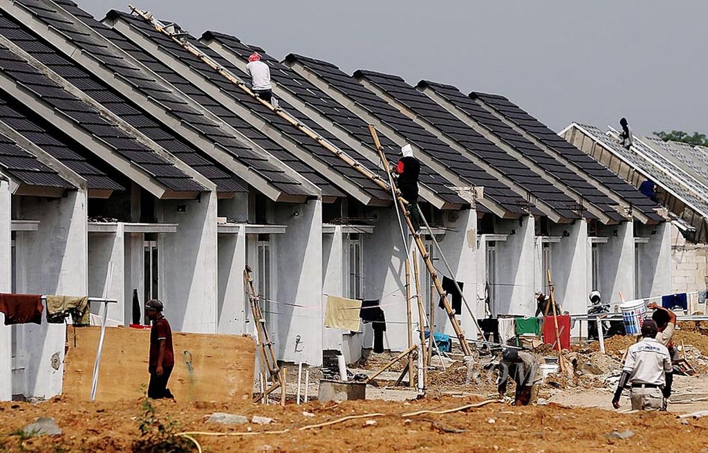 Pekerja menyelesaikan pembangunan perumahan di kawasan Parungpanjang, Kabupaten Bogor, Jawa Barat, Senin (11/9).