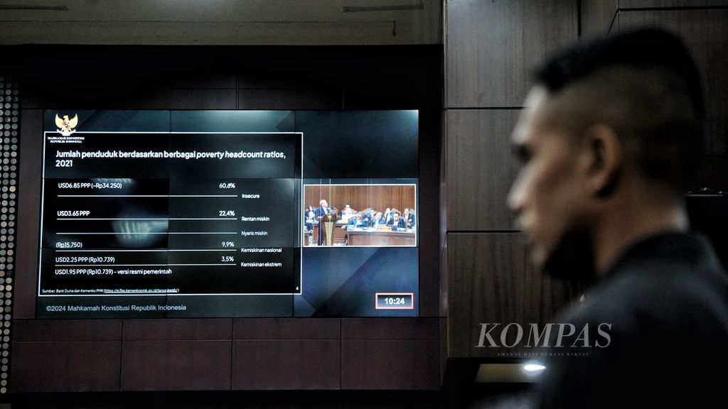Tampilan layar saat berlangsung sidang lanjutan perselisihan hasil pemilihan umum Pilpres 2024 di Mahkamah Konstitusi, Jakarta, Senin (1/4/2024). 