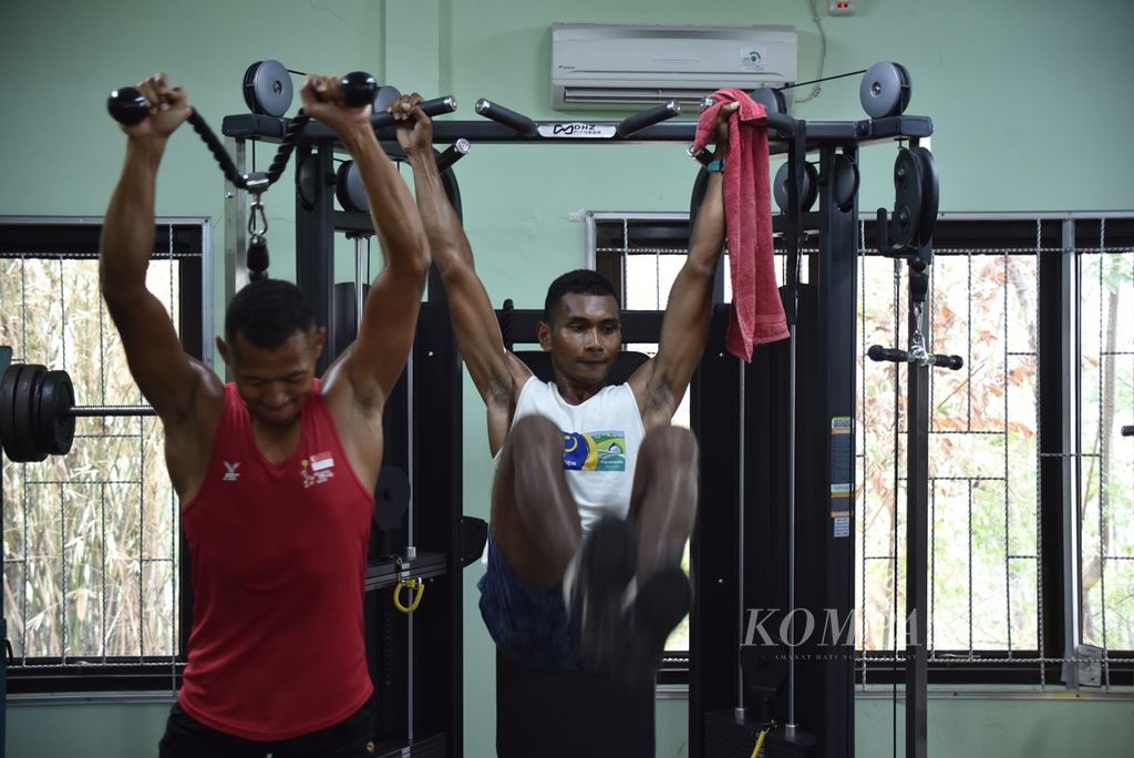 Atlet dayung Indonesia, La Memo (kanan), sedang latihan beban di pelatnas dayung di Waduk Jatiluhur, Purwakarta, Jawa Barat, 11 November 2019.