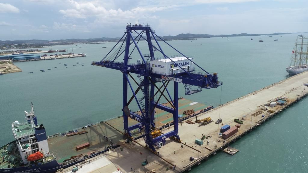 STS <i>crane</i> didatangkan BP Batam dari Korea Selatan untuk mempercepat bongkar muat kontainer di Pelabuhan Batu Ampar, Batam, Kepulauan Riau, Sabtu (8/4/2023).