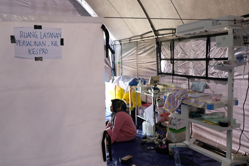 Salah satu ruangan yang dipersiapkan untuk pelayanan di Tenda Layanan Kesehatan Reproduksi, Kampung Cariu, Desa Mangunkerta, Kecamatan Cugenang, Kabupaten Cianjur, Jawa Barat, Selasa (29/11/2022). 