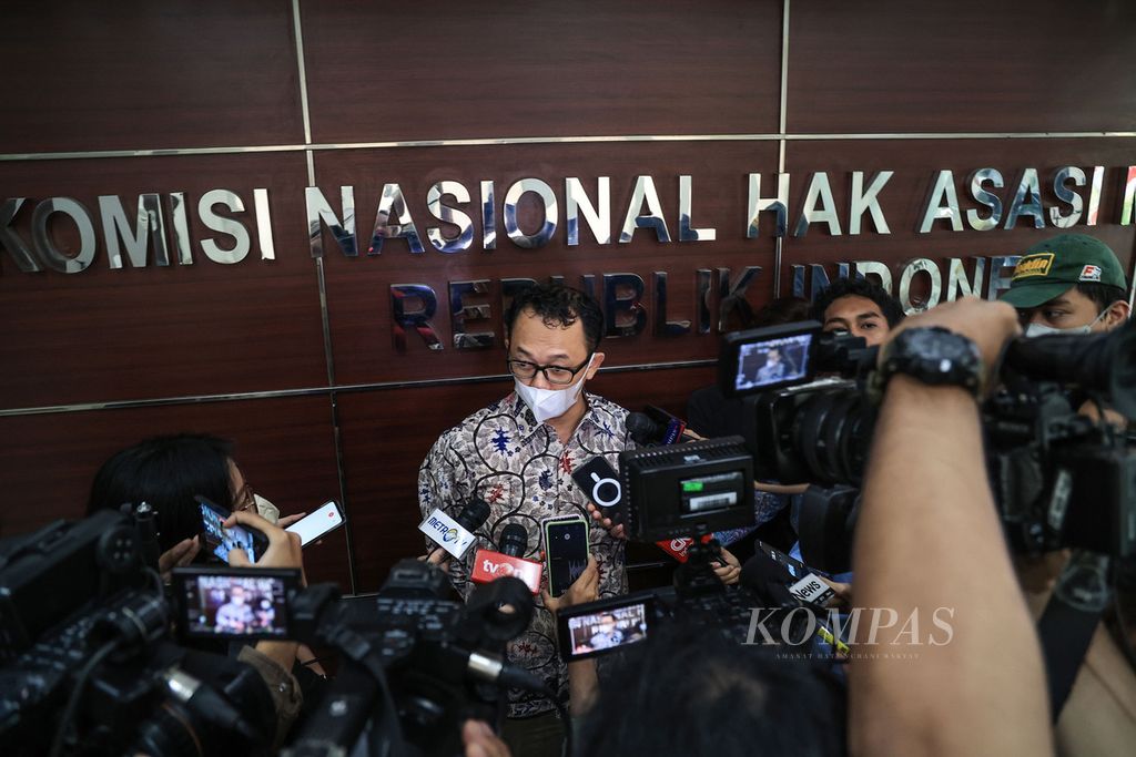 Commissioner of the National Human Rights Commission (Komnas HAM) Beka Ulung Hapsara gives a statement to reporters before asking for information from the National Police's Labfor team at the Komnas HAM office, Jakarta, on Friday (5/8/2022).