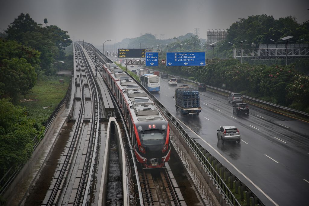 Kereta LRT Jabodebek melintas di Jakarta Timur, Jumat (16/6/2023). LRT Jabodebek menjalani uji coba tanpa penumpang pada 15 Mei sampai 11 Juli 2023. Setelah masa uji coba selesai, LRT Jabodebek dijadwalkan beroperasi dengan membawa penumpang dalam jumlah terbatas pada 12 Juli sampai 15 Agustus 2023. 