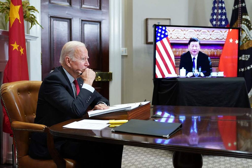 Foto yang diambil pada 15 November 2021 ini memperlihatkan Presiden Amerika Serikat Joe Biden di Ruang Roosevelt, Gedung Putih, Washington DC, bertemu secara virtual dengan Presiden China Xi Jinping di Beijing.