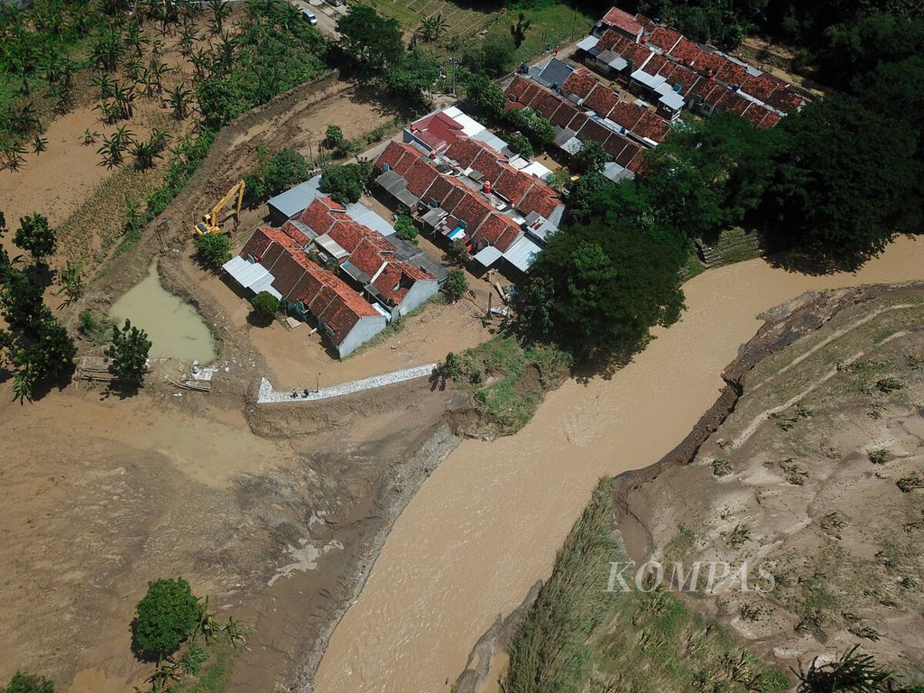 Salah satu kluster perumahan yang sering diterjang banjir dari Sungai Pengkol di Perumahan Dinar Indah, Kecamatan Tembalang, Kota Semarang, Jawa Tengah, Minggu (19/2/2023). 