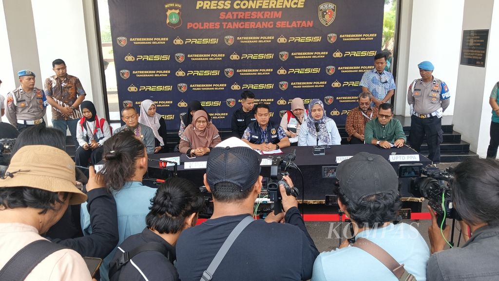 Awak media mengikuti rilis di Kepolisian Resor Tangerang Selatan terkait kasus dugaan tindak pidana kekerasan atau perundungan siswa Binus School Serpong, Tangerang Selatan, Banten, Jumat (1/3/2024).