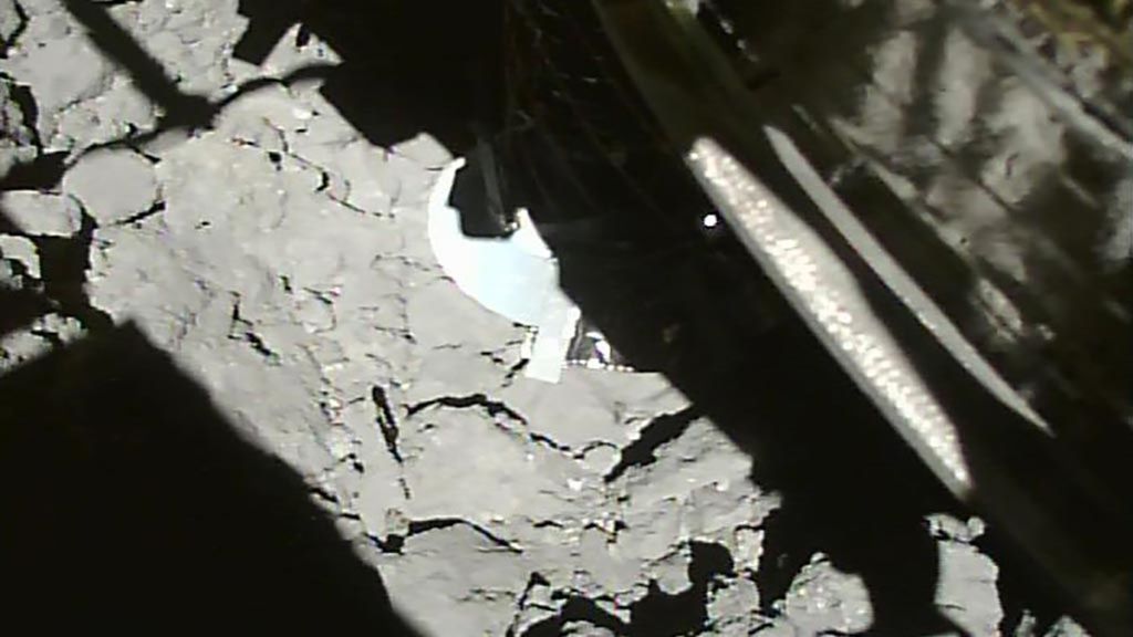 Foto yang dirilis Institut Antariksa dan Ilmu Astronautika (ISAS) Badan Eksplorasi Dirgantara Jepang (JAXA) memperlihatkan proses pendaratan Hayabusa2 di asteroid Ryugu, 11 Juli 2019. Hayabusa2 mendarat di asteroid itu untuk mengumpulkan sampel yang dapat menjelaskan sejarah tata surya. 