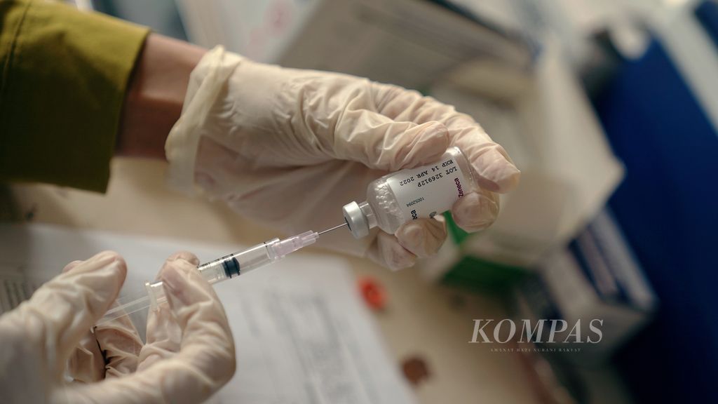 Tenaga kesehatan mempersiapkan suntikan vaksin di halaman Kelurahan Duren Sawit, Jakarta Timur, Minggu (12/6/2022). Pemerintah daerah menggenjot vaksinasi, skrining, dan antisipasi masuknya subvarian Omicron. 
