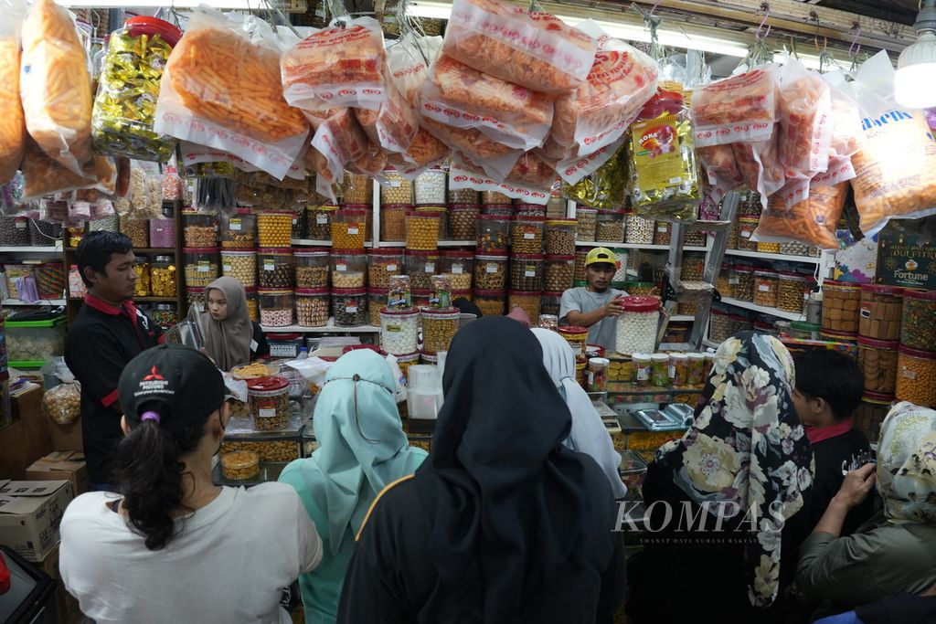 Aktivitas penjualan kue kering untuk Lebaran di Pasar Jatinegara, Jakarta Timur, Senin (18/3/2024).  Pedagang mengatakan, penjualan makin ramai saat libur hari Sabtu dan Minggu serta nanti setelah THR cair dan puncaknya H-7 lebaran.  