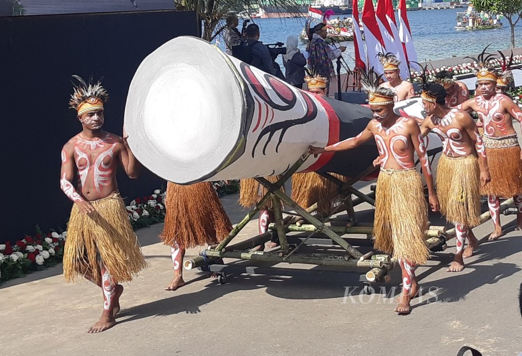 Salah satu penampilan dalam ajang Papua Street Carnival di Kota Jayapura, Papua, Jumat (7/7/2023). Para penampil membawa replika alat musik tifa sepanjang 5 meter.