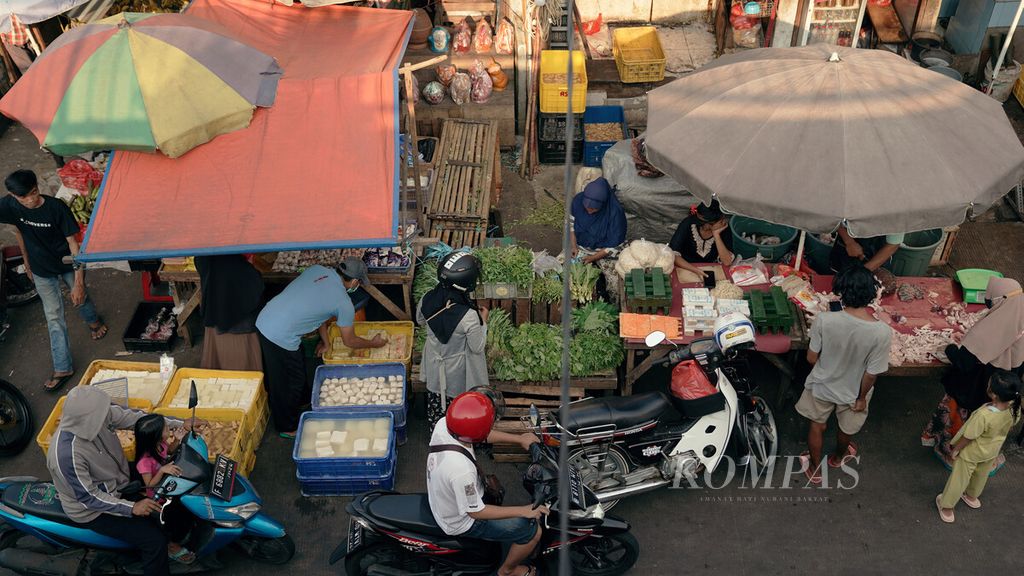 Warga berbelanja kebutuhan sehari-hari di Pasar Klender SS, Jakarta Timur, Minggu (17/4/2022). 