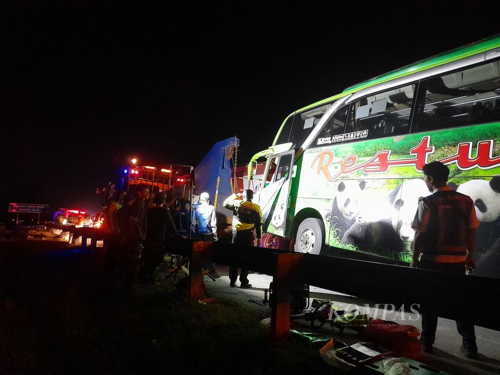 Bus Restu dan sejumlah kendaraan yang terlibat dalam kecelakaan beruntun yang terjadi di Jalan Tol Pandaan-Malang, Minggu (25/9/2022) petang.