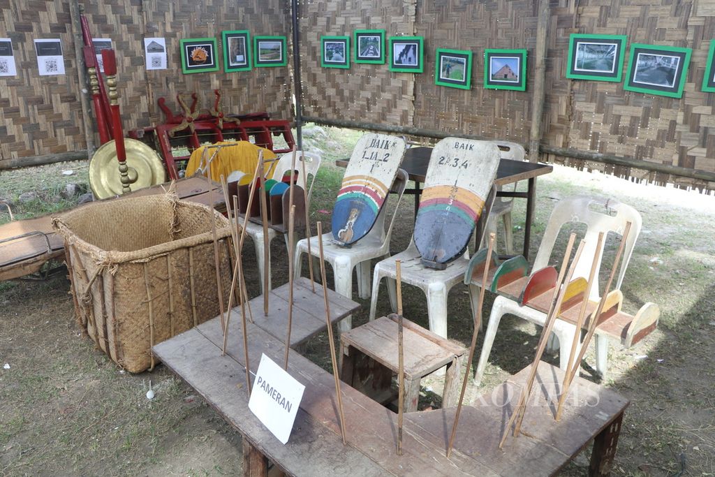 Festival Koeli Kontrak menunjukkan berbagai peralatan yang digunakan untuk mengolah tembakau di Kebun Saentis, Kecamatan Percut Sei Tuan, Kabupaten Deli Serdang, Sumatera Utara, Sabtu (14/1/2023). 