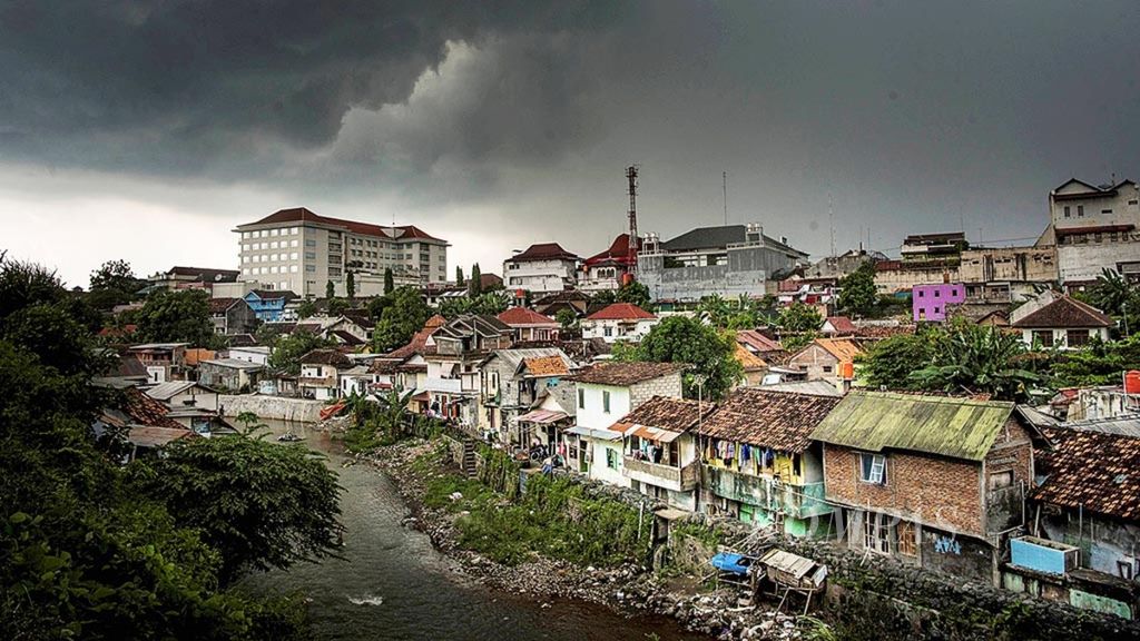 Awan gelap beserta hujan dan angin kencang terlihat dari kawasan bantaran Sungai Code, Yogyakarta, Senin (9/1).