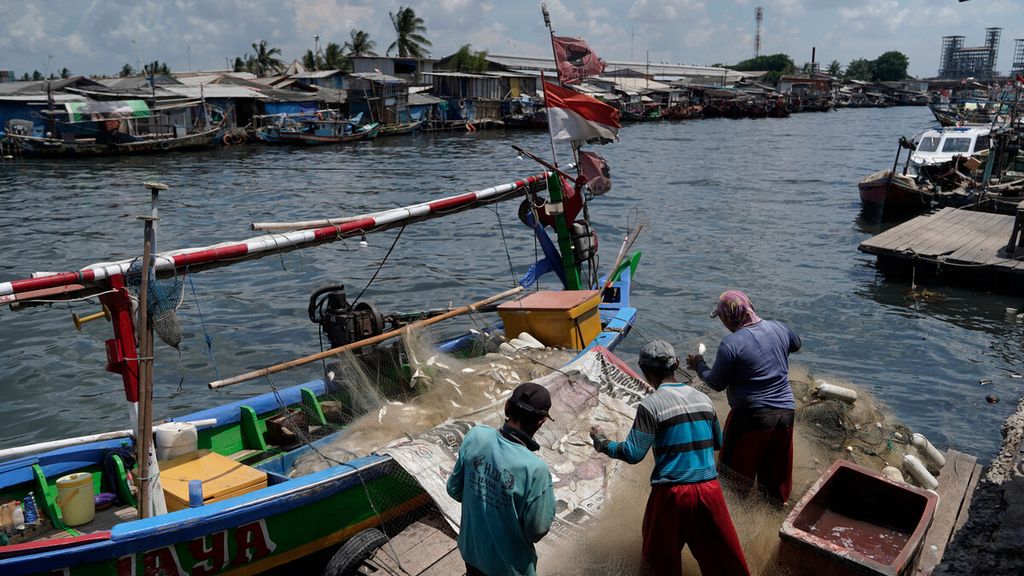 Aktivitas nelayan di perkampungan nelayan Cilincing, Jakarta Utara, Jumat (13/11/2020). 