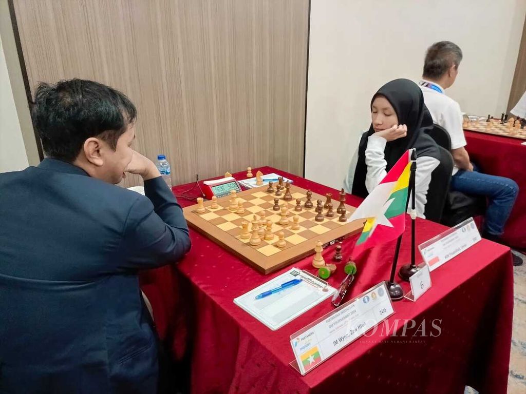 Indonesian chess player, WIM Ummi Fisabilillah (right), competed against Myanmar chess player, IM Zaw Htun Wynn, in the first round of the Pertamina Indonesia GM Tournament 2024 on Tuesday (23/4/2024), at Hotel Artotel, Jakarta. The match ended in a draw.