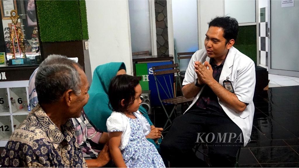 Direktur Klinik Harapan Sehat dokter Yusuf Nugraha memberikan penjelasan kepada pasien terkait program penukaran sepuluh botol plastik untuk voucer berobat gratis di ruang tunggu pasien klinik di Cianjur, Senin (16/7/2018).