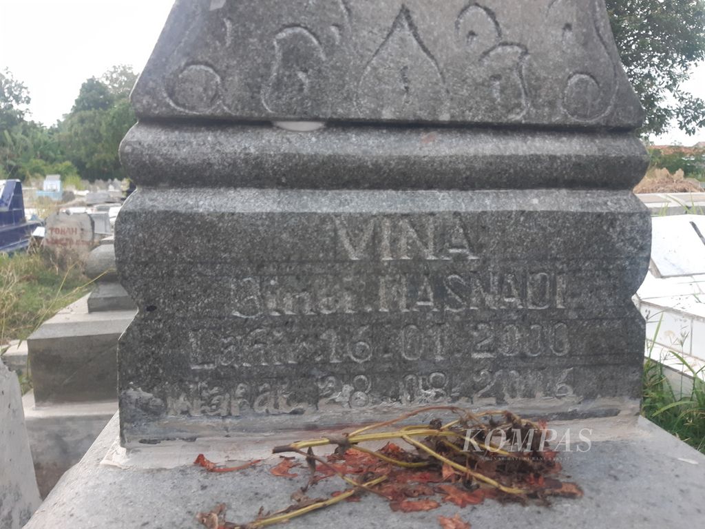 Potret makam Vina di Tempat Pemakaman Umum Kesinangan, Kabupaten Cirebon, Jawa Barat, Selasa (14/5/2024). Vina merupakan pelajar yang menjadi korban pembunuhan dan pemerkosaan pada 2016 .