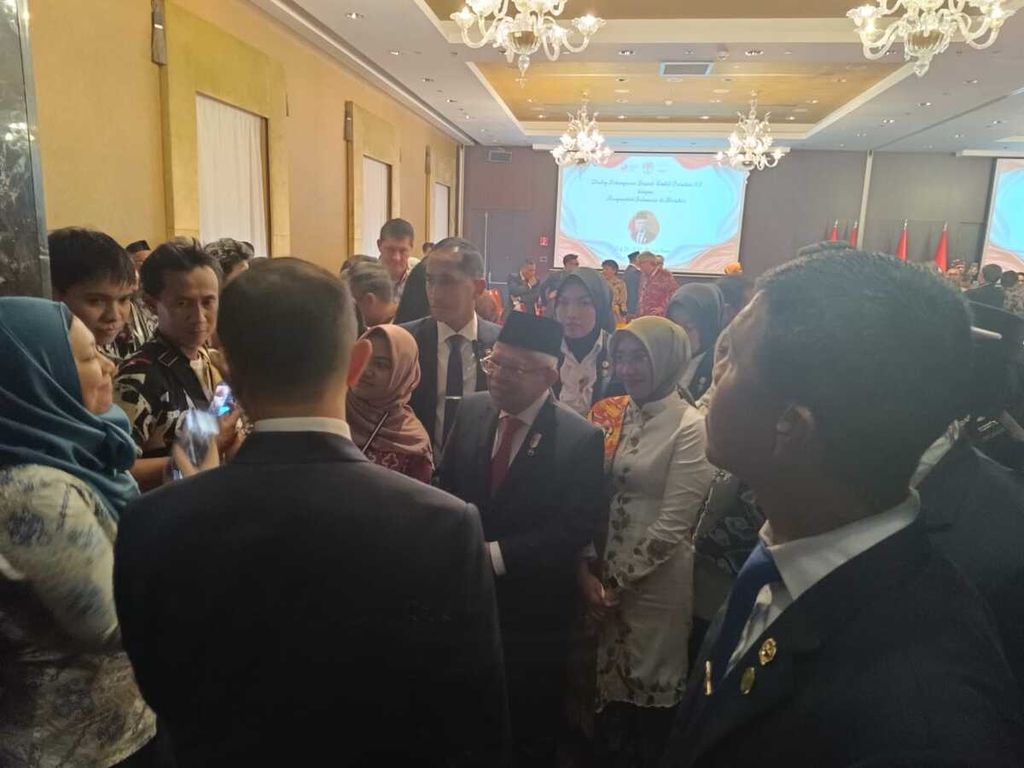 Wakil Presiden Ma’ruf Amin seusai berdialog dengan warga Indonesia yang tinggal di Slowakia, Hongaria, dan Austria, di hotel tempatnya menginap di Bratislava, Slowakia, Minggu (26/11/2023).