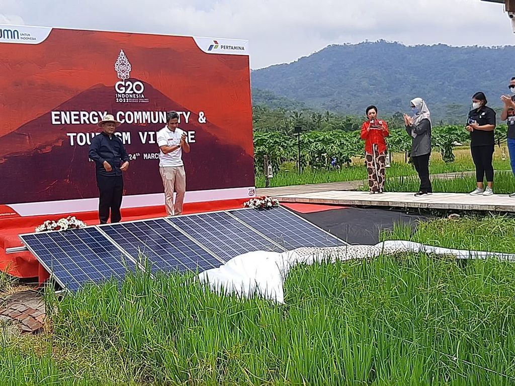 Peresmian pembangkit listrik tenaga surya di Balkondes Karangrejo, Kecamatan Borobudur, Kabupaten Magelang, Jawa Tengah, disaksikan sebagian dari rombongan G20, Kamis (24/3/2022).