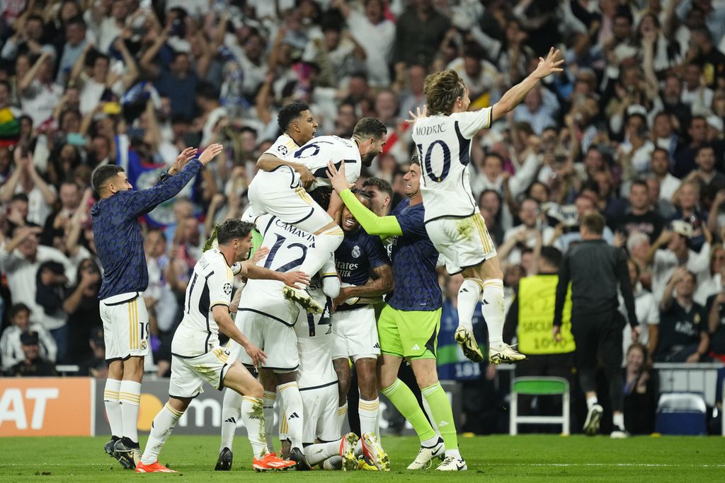 Real Madrid players celebrated Joselu's second goal against Bayern Munich in the second leg semifinal of the Champions League at Santiago Bernabeu on Thursday (9/5/2024) early morning (Western Indonesia Time). Real Madrid advanced to the final after winning 2-1.