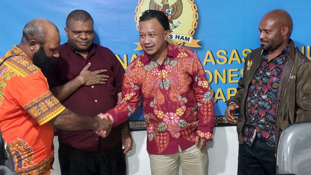 Anggota DPR Papua, Laurenzius Kadepa (kedua dari kiri), bersama rekannya bertemu dengan komisioner Komnas HAM, Choirul Anam, di Jayapura, beberapa waktu lalu.