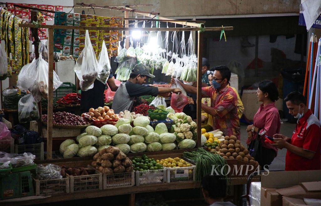 Pengunjung berbelanja sayur di pasar modern di kawasan Blok M, Jakarta Selatan, Rabu (9/8/2023). Konsumsi rumah tangga masih menjadi penopang pertumbuhan ekonomi Indonesia di tengah tren perlambatan ekonomi global.