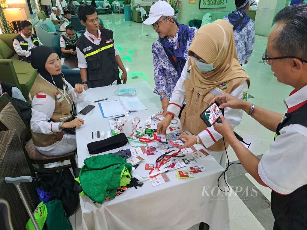 Petugas Haji Daerah Banten, Iin Ratna (kedua dari kanan), menunjukkan barang-barang jemaah haji yang tertinggal di Masjidil Haram di kantor Sektor 8 Daerah Kerja Mekkah, Sabtu (17/6/2023). Barang-barang yang tertinggal itu di antaranya kartu ATM, kartu identitas jemaah haji, gelang jemaah, topi, payung, dan kacamata,. Pemilik barang-barang ini telah dihubungi petugas dan diminta mengambilnya di lokasi tersebut.