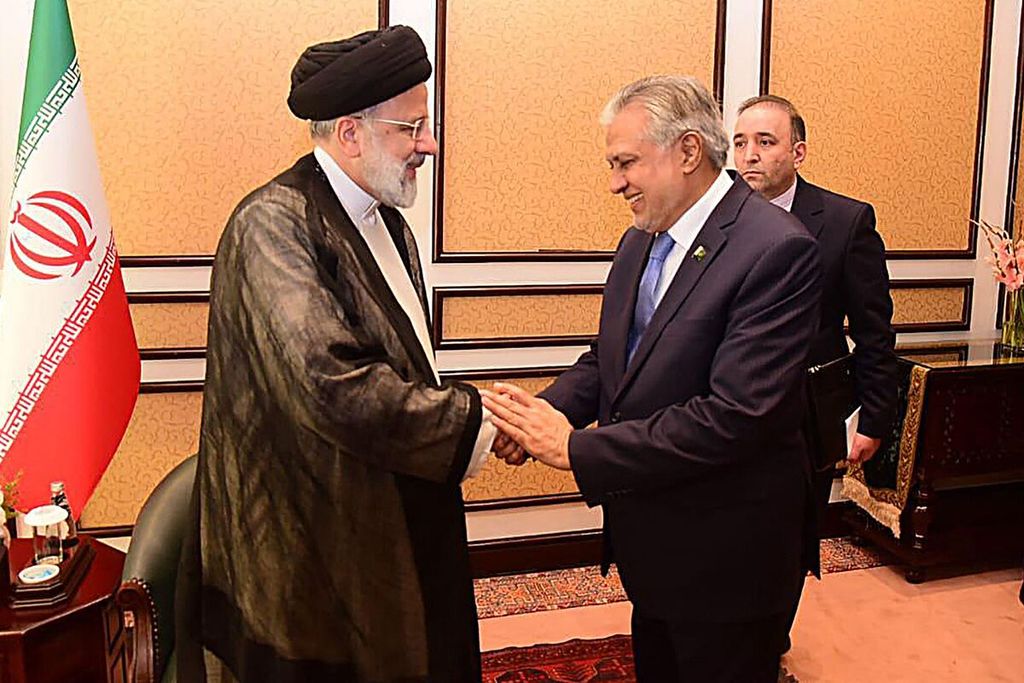Presiden Iran Ebrahim Raisi (kiri) dalam kunjungan kerja tiga hari ke Pakistan yang dimulai pada Senin (22/4/2024).