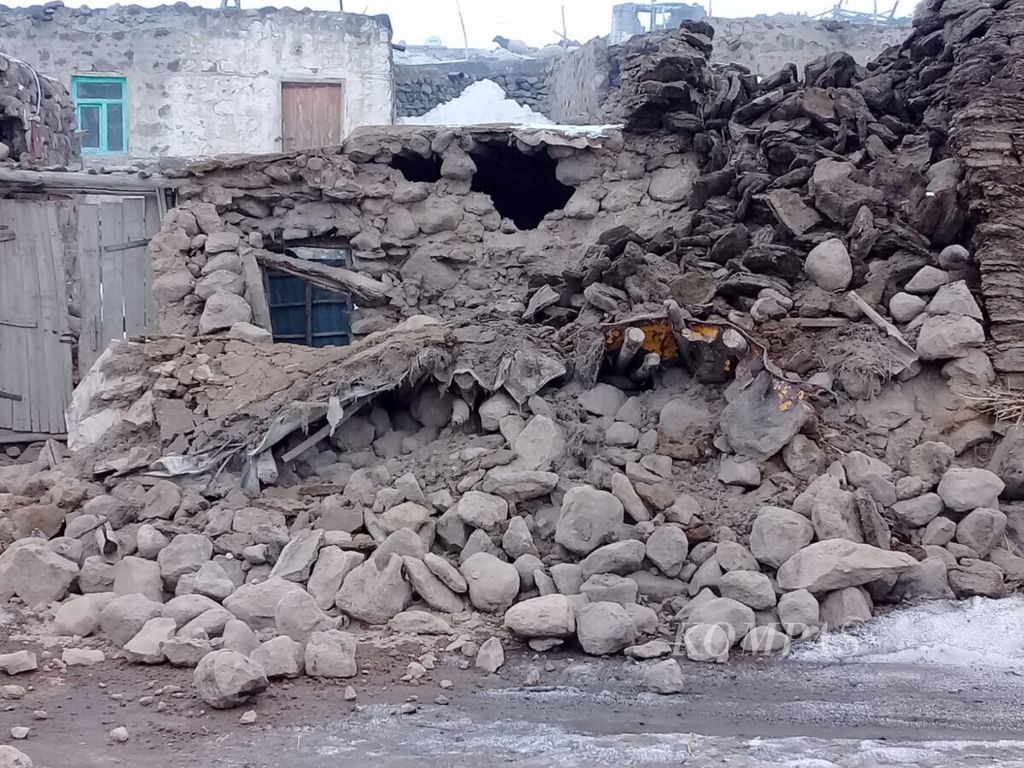 Rumah-rumah yang runtuh hancur berantakan di Desa Baskale, Provinsi Van, Turki, akibat gempa berkekuatan M 5,7 di perbatasan Iran dan Turki, Minggu (23/2/2020).
