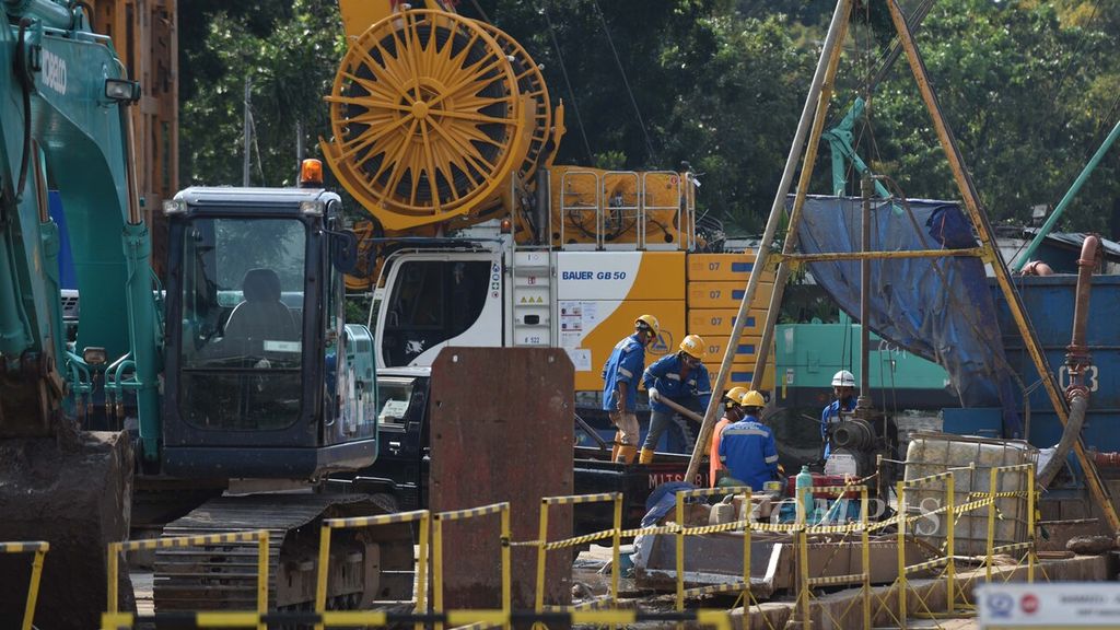 Pekerja menyelesaikan proyek pembangunan MRT Fase 2 di Kawasan Monas, Jakarta, Senin (31/5/2021). 