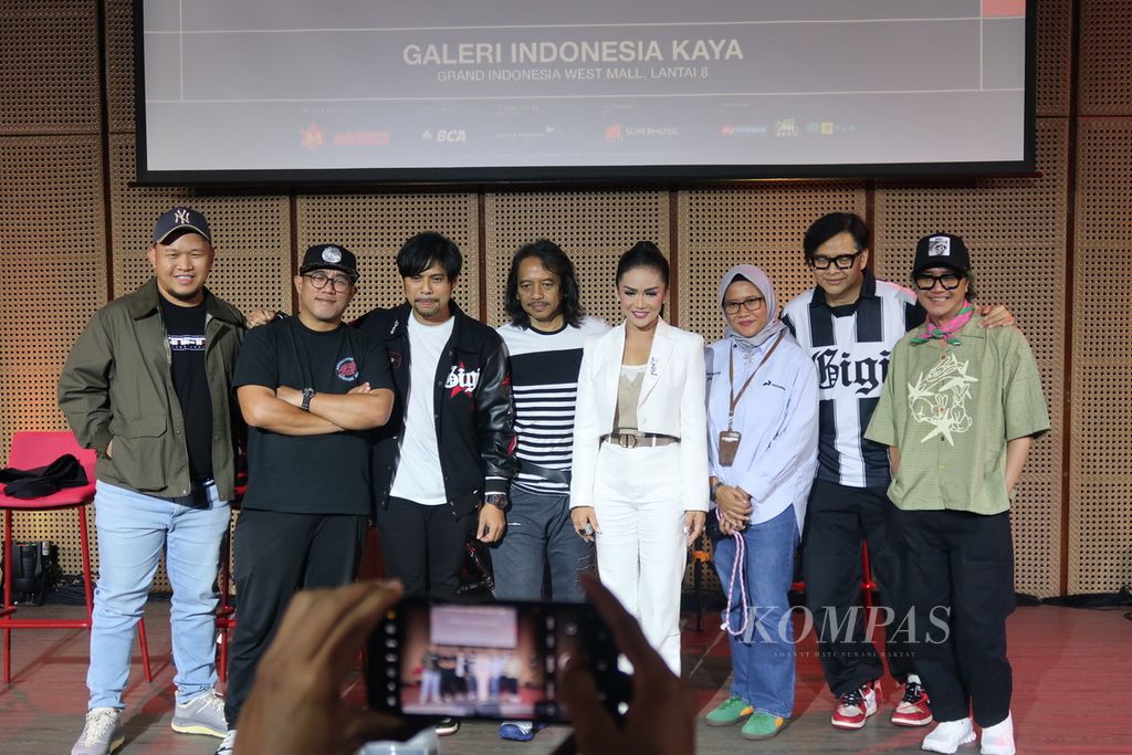 Suasana konferensi pers Konser ‘Giginfinity’: 30 Tahun Gigi Berkarya di Galeri Indonesia Kaya, Jakarta, Rabu (31/7/2024). Tampak penyanyi Kris Dayanti (kelima dari kiri)