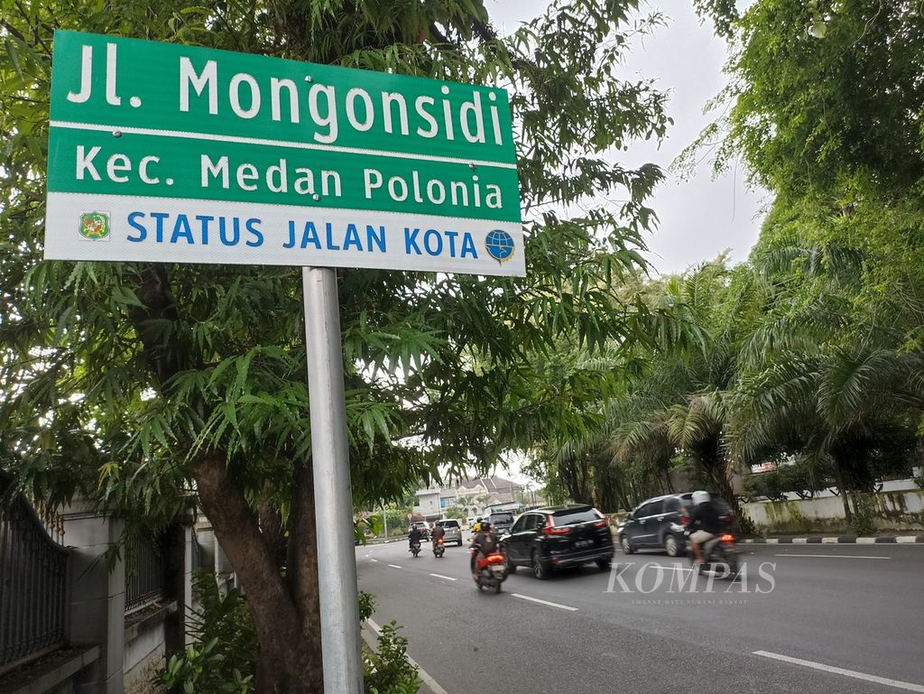 People cross Mongonsidi Street, Polonia District, Medan, North Sumatra, on Friday (26/4/2024). Polonia is familiar to the people of Medan, but not many know its history.