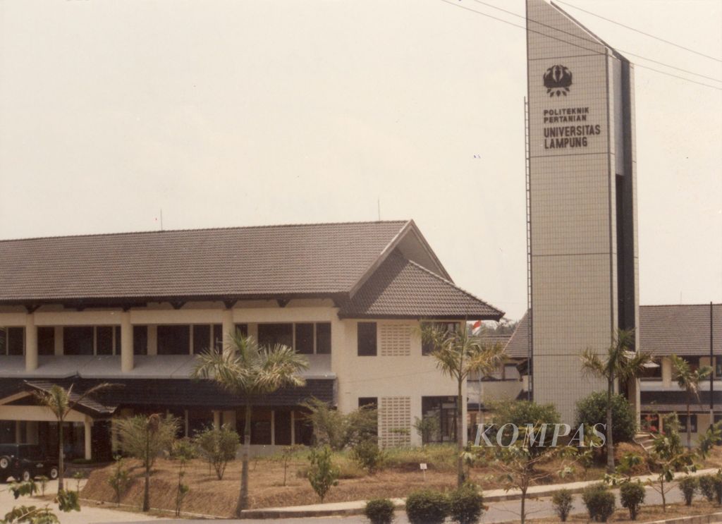 Salah satu sudut dari Kampus Politeknik Unila yang terletak di jalur By Pass Soekarno-Hatta Bandar Lampung. Kampus serta peralatannya dibangun dengan dana Rp 6 milyar lebih, antara lain bantuan ADB (Bank Pembangunan Asia) (11/12/1991).