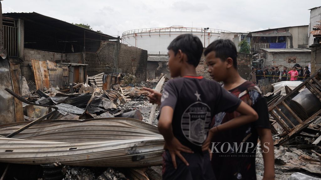 Hunian warga yang luluh lantak akibat kebakaran Terminal Integrated BBM Pertamina Plumpang di Jalan Tanah Merah Bawah, Kelurahan Rawabadak Selatan, Kecamatan Koja, Jakarta Utara, Sabtu (4/3/2023). 