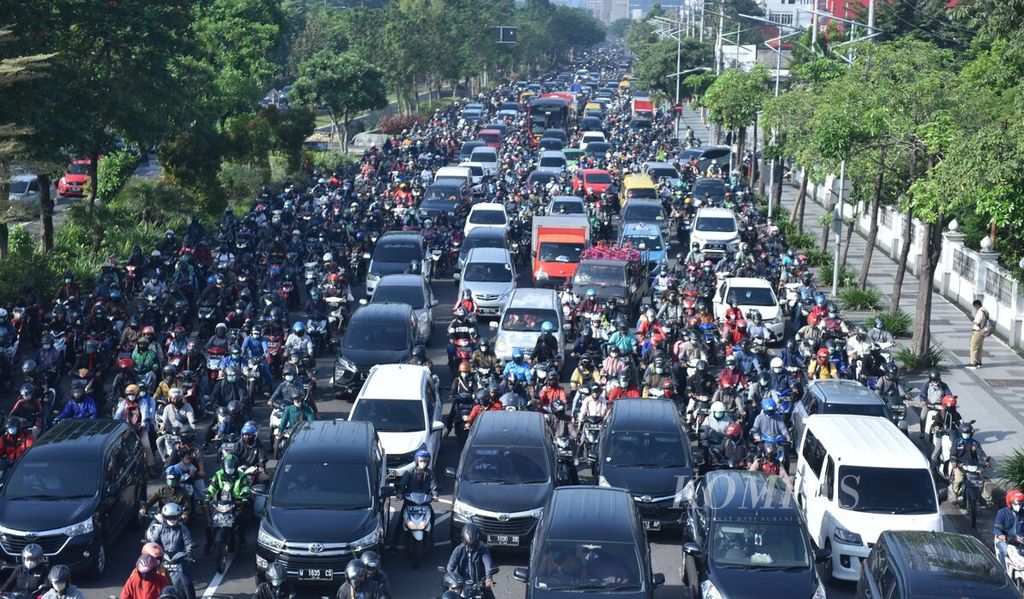 Kemacetan lalu lintas kendaraan yang akan masuk Surabaya terjadi di Jalan Ahmad Yani, Kota Surabaya, Jawa Timur, Senin (4/4/2022). 