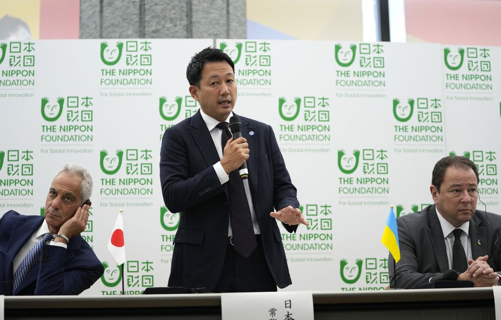 Kepala Nippon Foundation Jumpei Sasagawa (tengah) berbicara, diapit Duta Besar AS untuk Jepang Rahm Emanuel (kiri) dan Duta Besar Ukraina untuk Jepang Sergiy Korsunsky, dalam konferensi pers di Tokyo, Jepang, Senin (13/6/2022). 