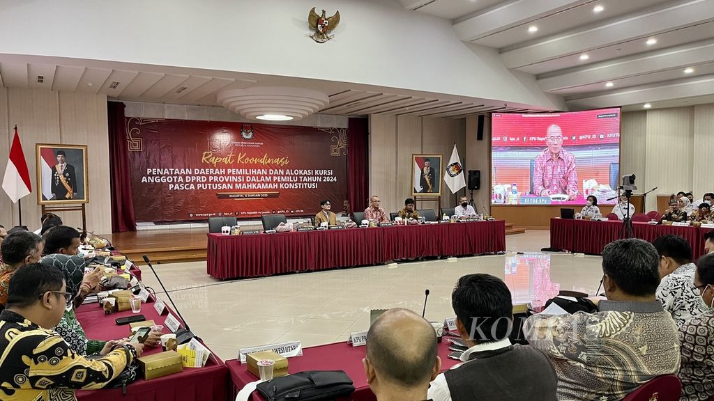 Pimpinan Komisi Pemilihan Umum memberikan arahan kepada anggota KPU provinsi saat rapat koordinasi penataan daerah pemilihan dan alokasi kursi anggota DPRD Provinsi dalam Pemilu Tahun 2024 pasca-putusan Mahkamah Konstitusi di Gedung KPU, Jakarta, Kamis (5/1/2023). 