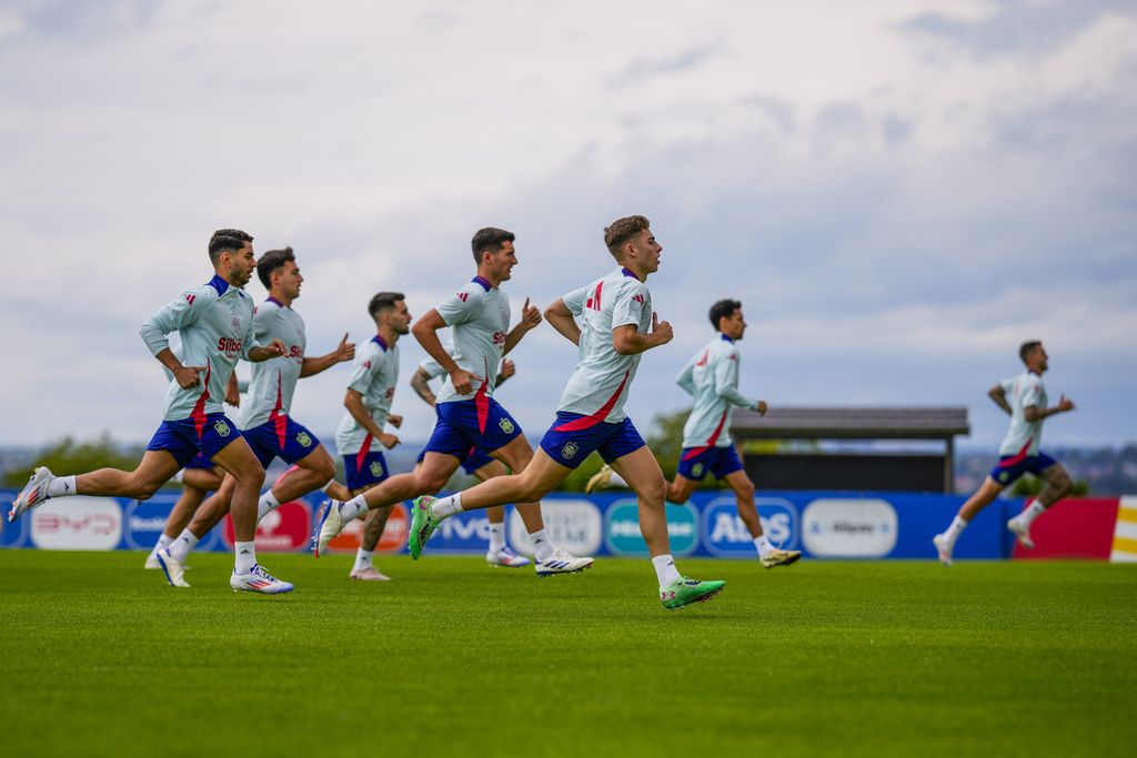 Pemain Spanyol berlatih di Donaueschingen, Jerman, Sabtu (6/7/2024), untuk persiapan laga semifinal Piala Eropa 2024 antara Spanyol dan Perancis. 