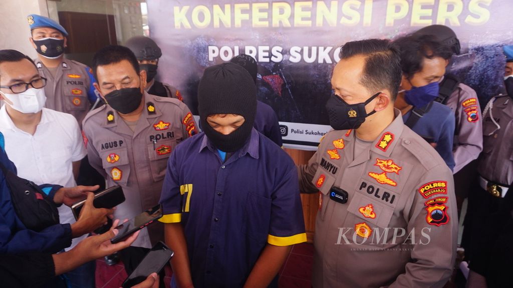 FNH (ketiga dari kiri) menjelaskan kepada aparat kepolisian atas dugaan kasus penganiayaan yang dilakukannya, di Polres Sukoharjo, Jawa Tengah, Rabu (13/4/2022). Penganiayaan dilakukan keduanya kepada sepupunya, UF, yang masih berusia tujuh tahun, hingga meninggal.