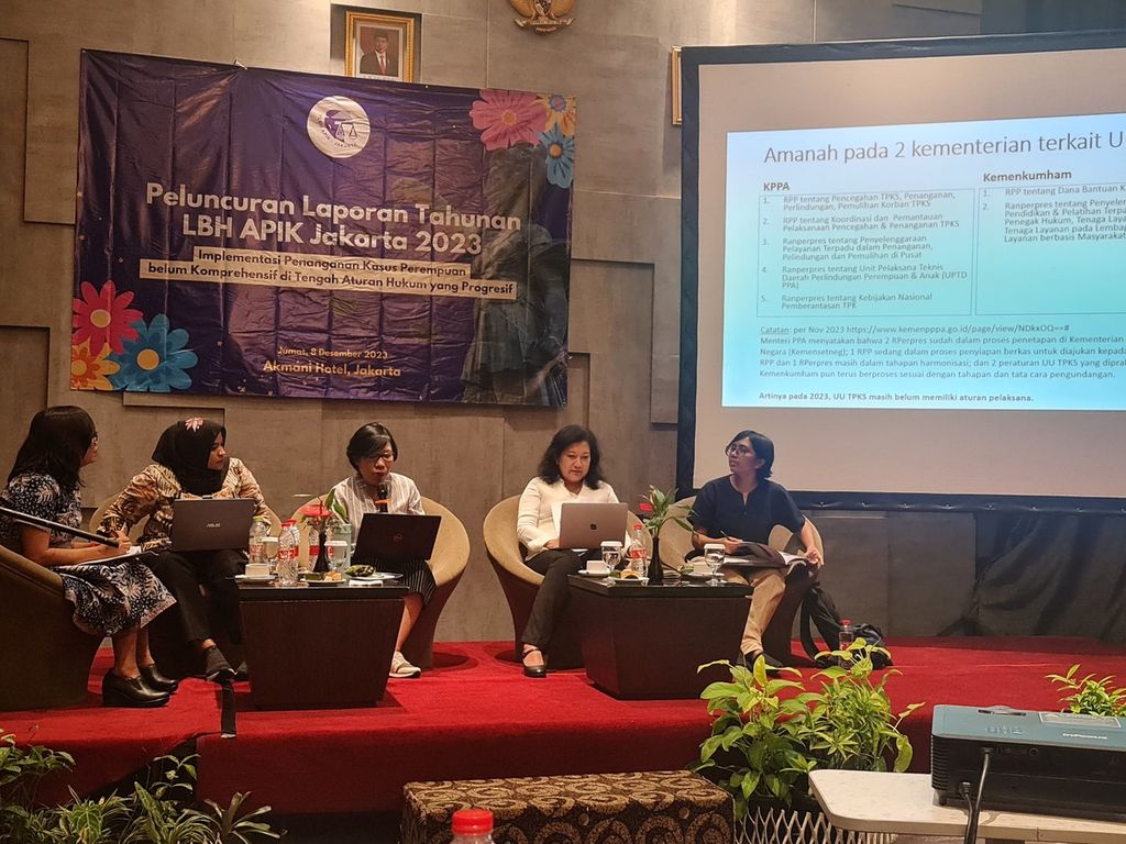 Suasana Peluncuran Laporan Tahunan LBH APIK Jakarta 2023: Implementasi Penanganan Kasus Perempuan Belum Komprehensif di Tengah Aturan Hukum yang Progresif, Jumat (8/12/2023), di Jakarta. 