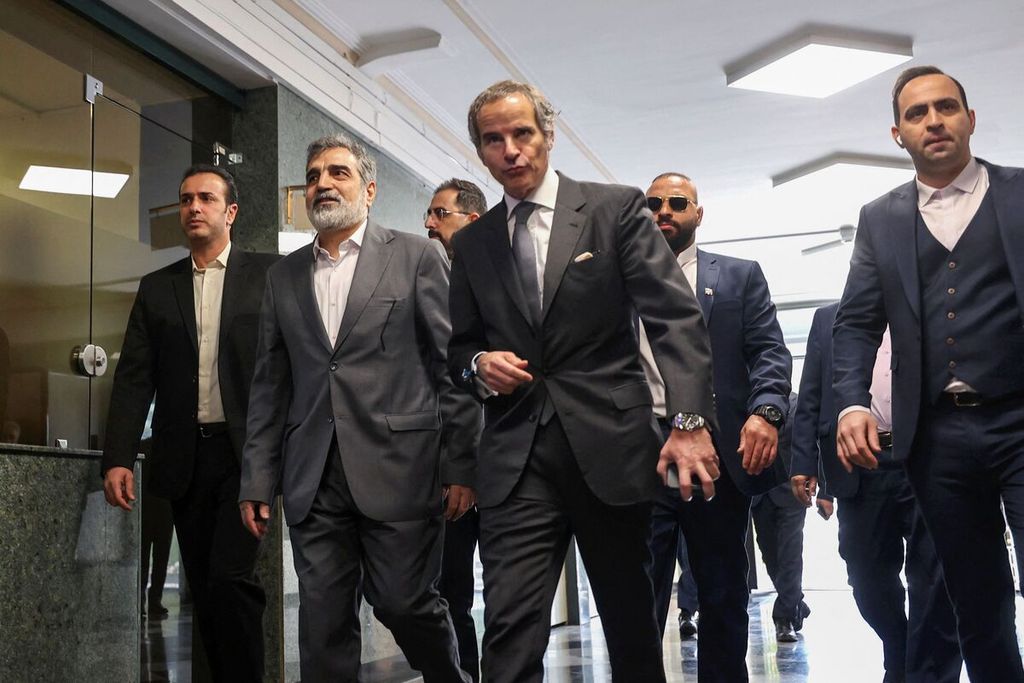 Direktur Jenderal Badan Energi Atom Internasional (IAEA) Rafael Grossi (ketiga dari kanan) tiba di Teheran, Iran, Sabtu (4/3/2023), guna menggelar serangkaian pertemuan dengan para pejabat Iran terkait program nuklir di negara itu. 