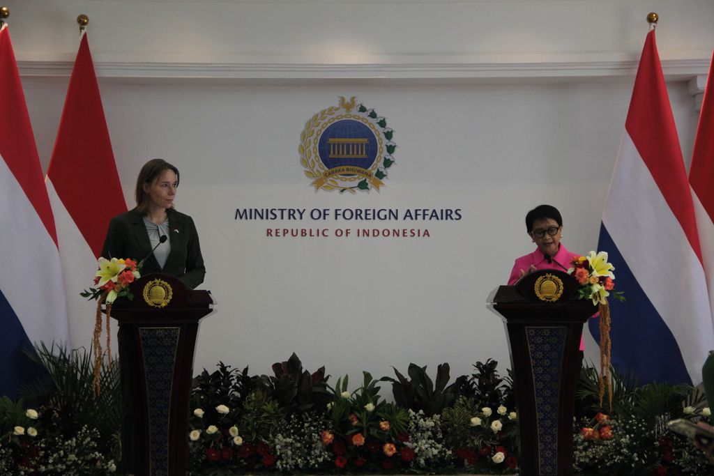 Menteri Luar Negeri RI Retno Marsudi (kanan) memaparkan hasil pertemuan bilateral dengan Menteri Luar Negeri Belanda Hanke Bruins Slot di Jakarta, Selasa (31/10/2023).