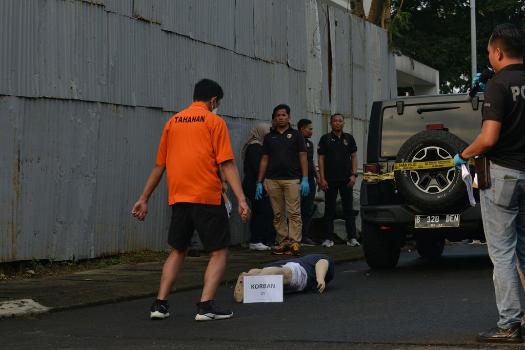 Tersangka Mario Dandy Satrio (kiri) melakukan adegan selebrasi salah satu pemain sepak bola dalam rangkaian rekonstruksi kasus penganiayaan Cristalino David Ozora di kawasan Green Permata Boulevard, Jakarta Selatan, Jumat (10/3/2023). 