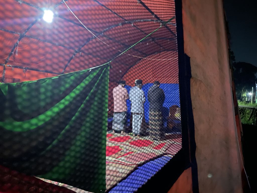 Para pengungsi gempa Cianjur melaksanakan shalat Subuh berjemaah di tenda darurat di Kampung Kawunggading, Desa Cibulakan, Kecamatan Cugenang, Kabupaten Cianjur, Jumat (24/3/2023). Di tenda ini, para pengungsi juga melaksanakan shalat Tarawih.