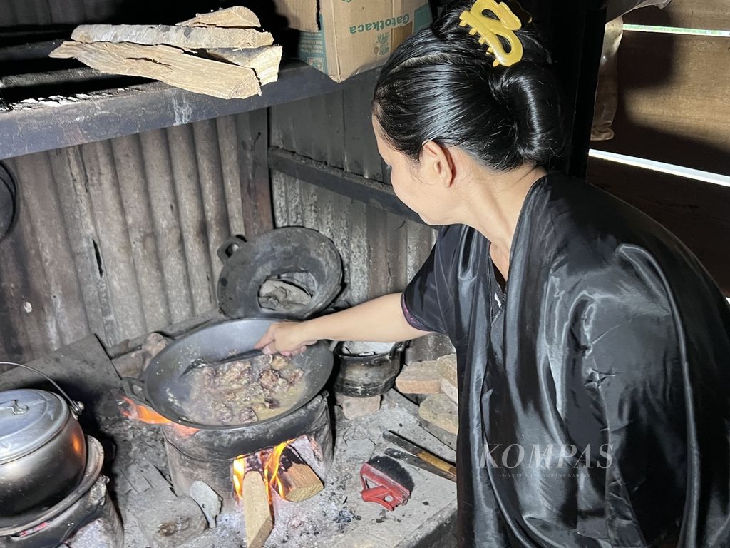Suhuriah (38), warga suku Kajang, Bulukumba, Sulawesi Selatan, membuat kuliner tradisional pallu cukka, Kamis (16/11/2023).