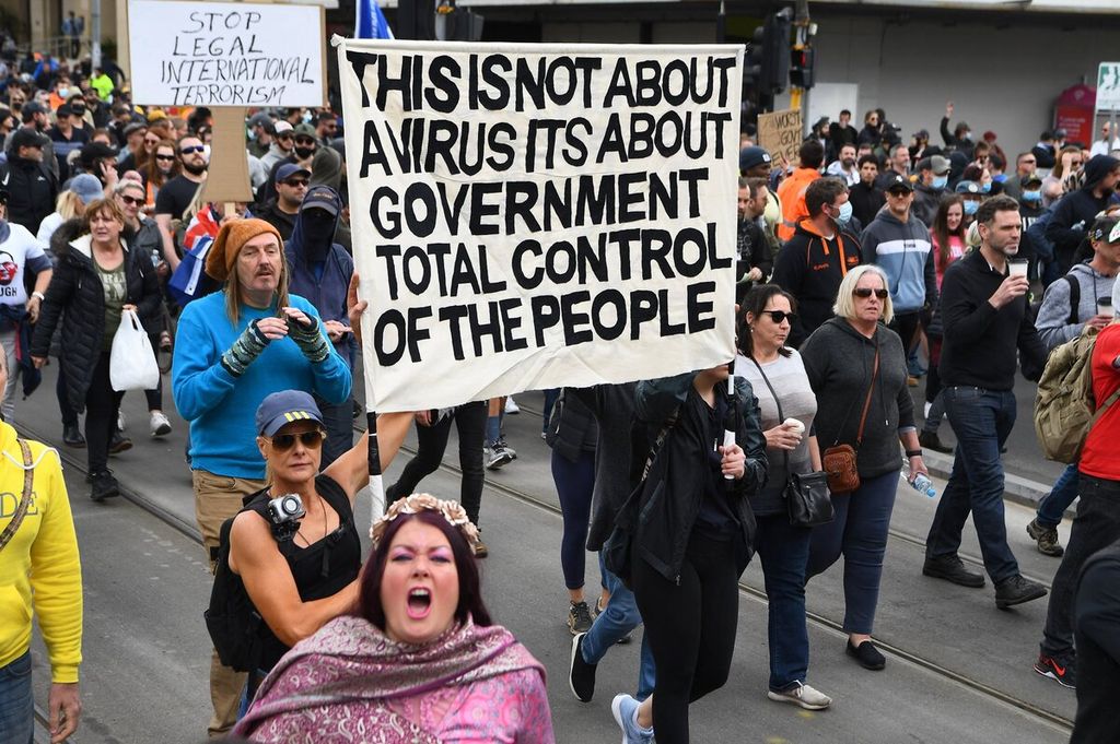Para pengunjuk rasa yang sebagian besar terlihat tidak memakai masker memenuhi jalanan di Melbourne, Australia, Sabtu (18/9/2021). Mereka menentang dan memprotes kebijakan pemerintah yang memberlakukan karantina wilayah berkepanjangan untuk mengendalikan pandemi Covid-19.
